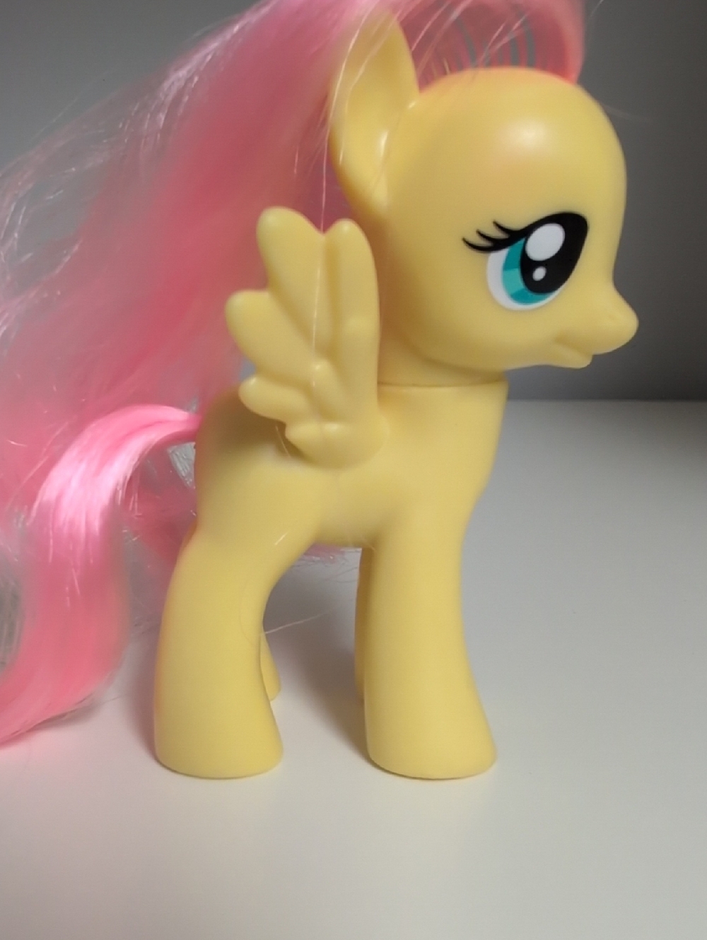 My Little Pony Fluttershy Droopy Eyes G4 Collectible Figure Pink Brushable Hair - Picture 3 of 8